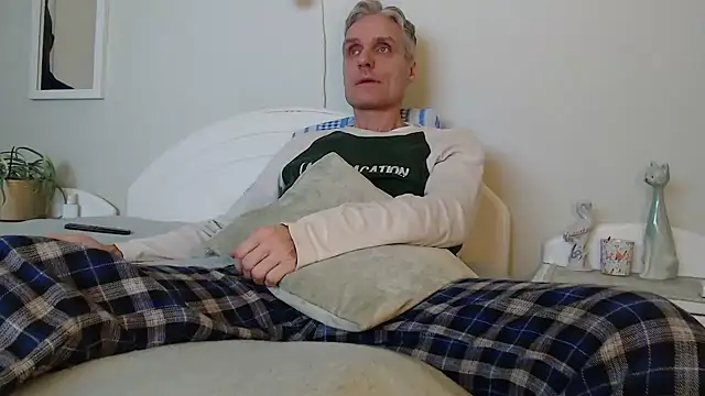 Snapshot of StrongBill chatting on 02.01.25 StrongBill online show from 02.01.25