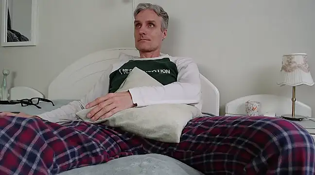 Snapshot of StrongBill chatting on 03.02.25 StrongBill online show from 03.02.25