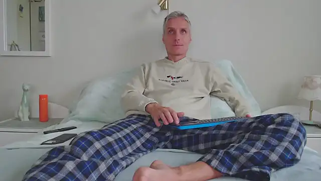 Snapshot of StrongBill chatting on 09.20.25 StrongBill online show from 09.20.25