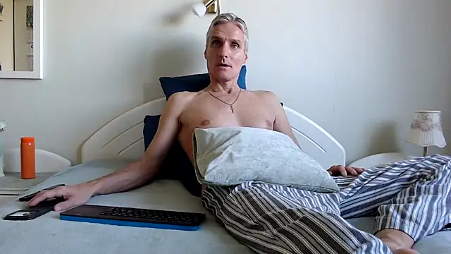 Snapshot of StrongBill chatting on 10.11.25 StrongBill online show from 10.11.25