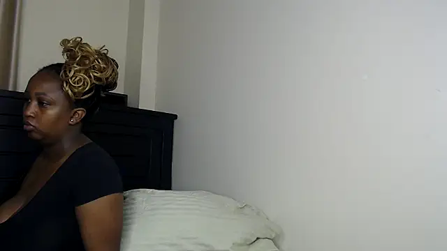 NIKKIE LOVE online show from 02.05.26