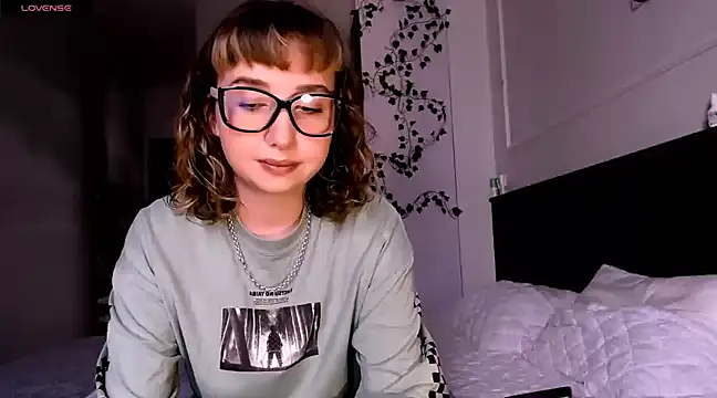 Cosmo Riri online show from 12.22.24