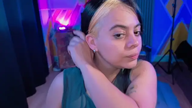 Snapshot of Cuttiealice chatting on 10.25.25 Cuttiealice online show from 10.25.25