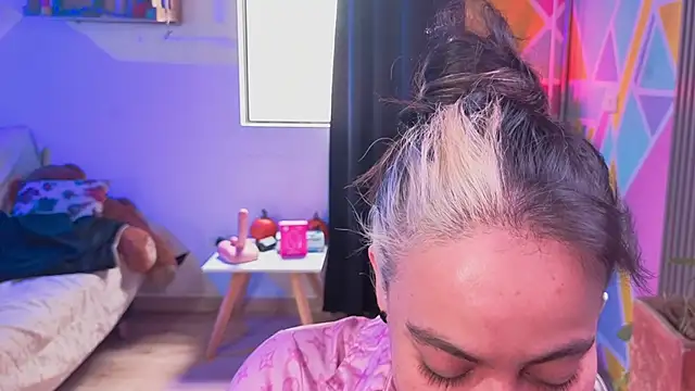 Snapshot of Cuttiealice chatting on 11.10.25 Cuttiealice online show from 11.10.25