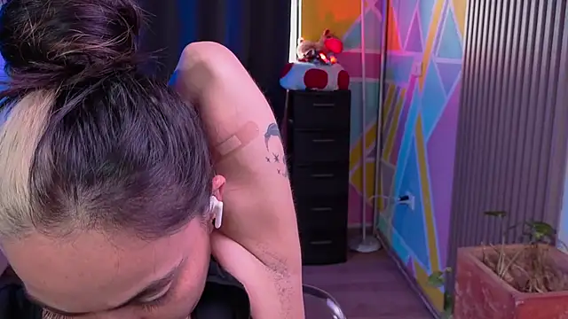 Snapshot of Cuttiealice chatting on 11.11.25 Cuttiealice online show from 11.11.25