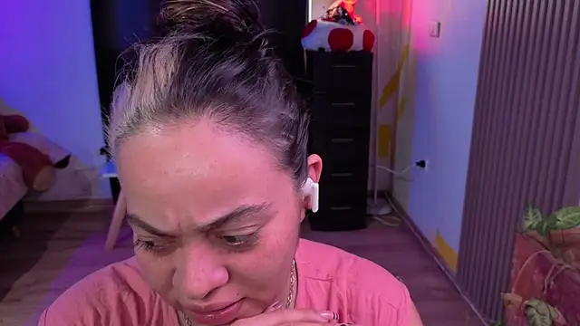 Snapshot of Cuttiealice chatting on 11.13.25 Cuttiealice online show from 11.13.25