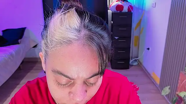 Snapshot of Cuttiealice chatting on 11.14.25 Cuttiealice online show from 11.14.25