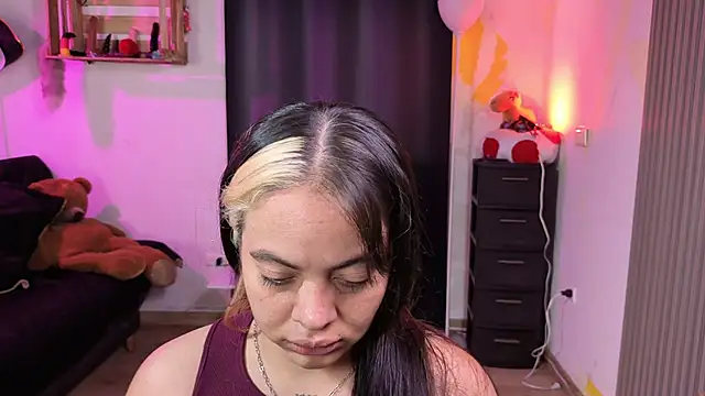 Snapshot of Cuttiealice chatting on 11.22.25 Cuttiealice online show from 11.22.25