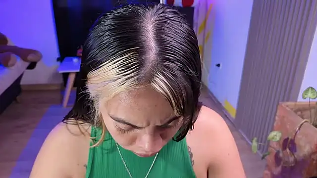 Snapshot of Cuttiealice chatting on 12.01.25 Cuttiealice online show from 12.01.25