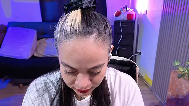 Snapshot of Cuttiealice chatting on 12.16.25 Cuttiealice online show from 12.16.25