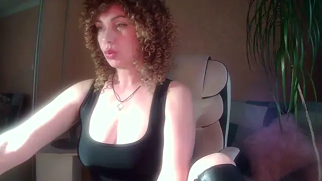 Snapshot of Roxolana_Drim chatting on 04.26.26 Roxolana Drim online show from 04.26.26