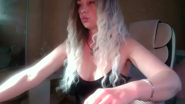 Snapshot of Roxolana_Drim chatting on 04.27.26 Roxolana Drim online show from 04.27.26