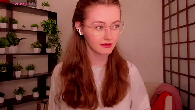 Snapshot of KateCuddle chatting on 05.18.26 KateCuddle online show from 05.18.26