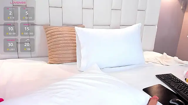 Snapshot of ValeriaGarcia chatting on 12.18.24 ValeriaGarcia online show from 12.18.24