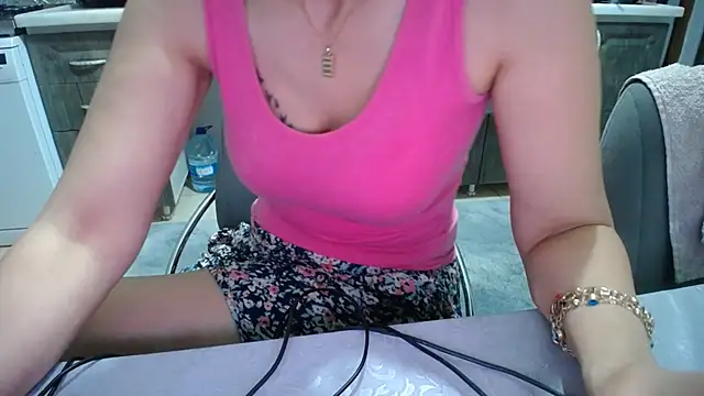 Snapshot of AmazingBitch chatting on 06.19.26 AmazingBitch online show from 06.19.26