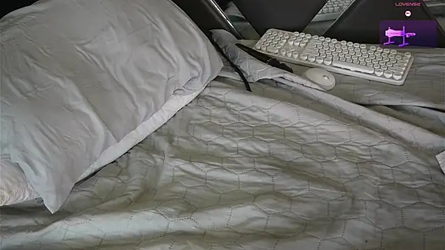 Snapshot of charlotte_01 chatting on 03.13.25 charlotte 01 online show from 03.13.25