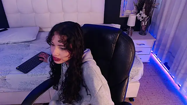 LiaVillalobos online show from 12.19.25