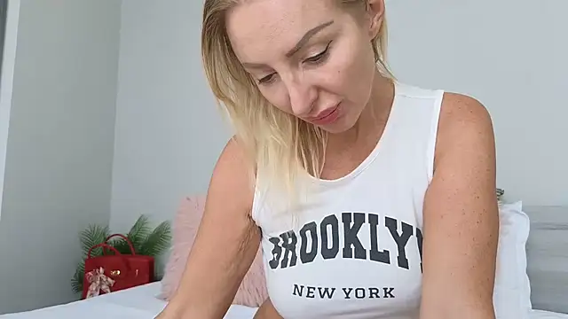 Snapshot of Allys chatting on 09.16.25 Allys online show from 09.16.25