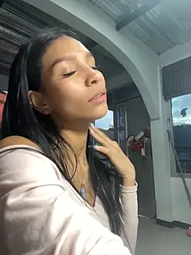 Snapshot of LauraAristizabal chatting on 12.27.24 LauraAristizabal online show from 12.27.24