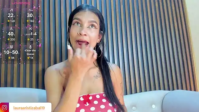 Snapshot of LauraAristizabal chatting on 02.01.25 LauraAristizabal online show from 02.01.25