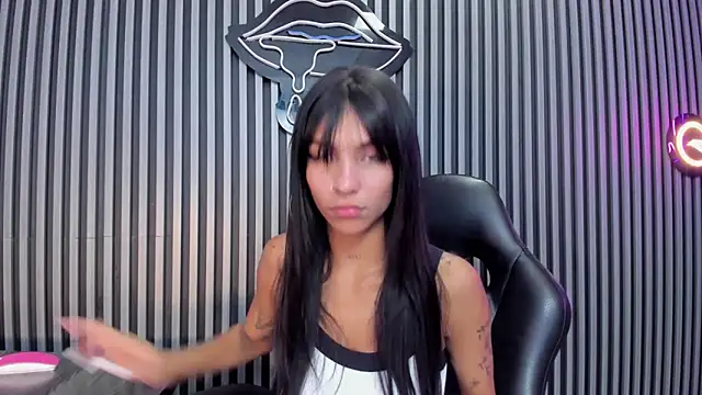 Snapshot of LauraAristizabal chatting on 02.03.25 LauraAristizabal online show from 02.03.25