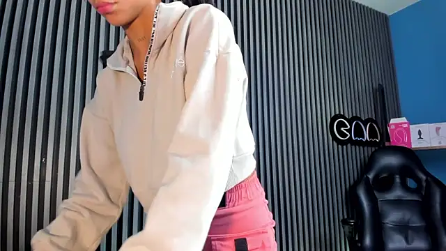 Snapshot of LauraAristizabal chatting on 02.21.25 LauraAristizabal online show from 02.21.25