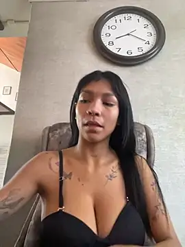 Snapshot of LauraAristizabal chatting on 03.07.25 LauraAristizabal online show from 03.07.25