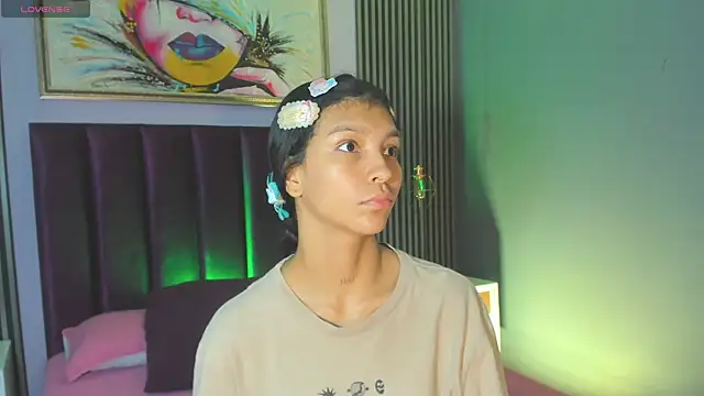 Snapshot of LauraAristizabal chatting on 10.24.25 LauraAristizabal online show from 10.24.25