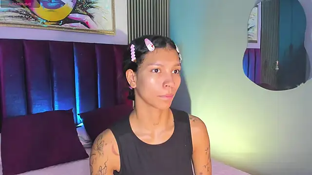 Snapshot of LauraAristizabal chatting on 10.26.25 LauraAristizabal online show from 10.26.25