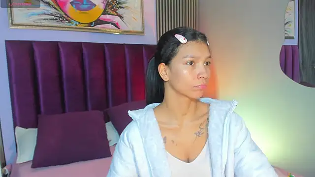 Snapshot of LauraAristizabal chatting on 11.04.25 LauraAristizabal online show from 11.04.25