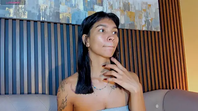 Snapshot of LauraAristizabal chatting on 11.09.25 LauraAristizabal online show from 11.09.25