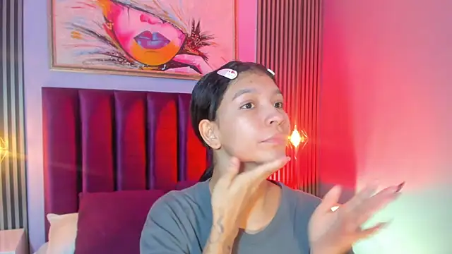 Snapshot of LauraAristizabal chatting on 11.18.25 LauraAristizabal online show from 11.18.25