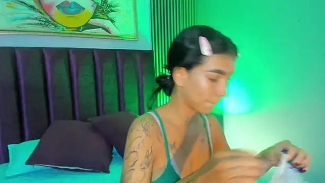 Snapshot of LauraAristizabal chatting on 11.21.25 LauraAristizabal online show from 11.21.25