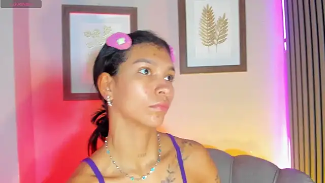 Snapshot of LauraAristizabal chatting on 11.26.25 LauraAristizabal online show from 11.26.25