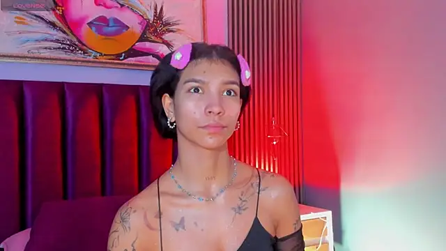 Snapshot of LauraAristizabal chatting on 11.30.25 LauraAristizabal online show from 11.30.25