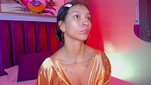 Snapshot of LauraAristizabal chatting on 12.03.25 LauraAristizabal online show from 12.03.25