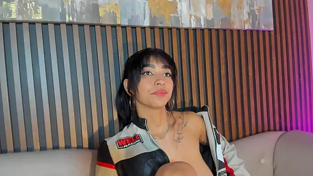 Snapshot of LauraAristizabal chatting on 12.13.25 LauraAristizabal online show from 12.13.25