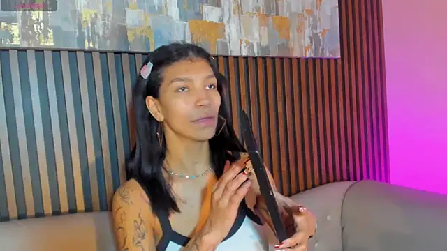 Snapshot of LauraAristizabal chatting on 12.14.25 LauraAristizabal online show from 12.14.25