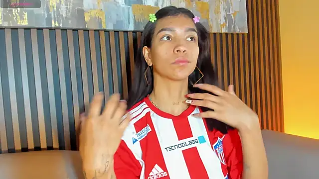 Snapshot of LauraAristizabal chatting on 12.16.25 LauraAristizabal online show from 12.16.25