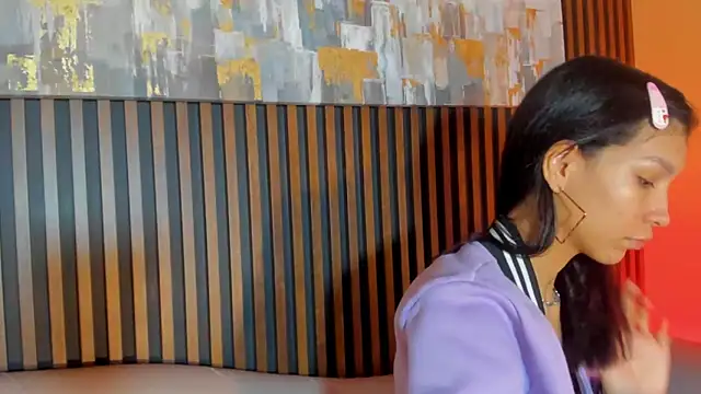 Snapshot of LauraAristizabal chatting on 12.20.25 LauraAristizabal online show from 12.20.25