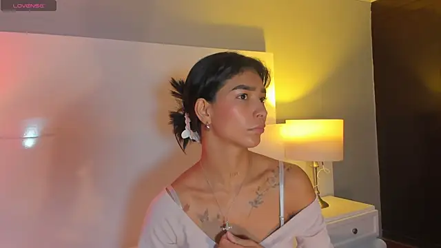 Snapshot of LauraAristizabal chatting on 02.22.26 LauraAristizabal online show from 02.22.26