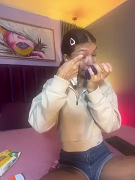 Snapshot of LauraAristizabal chatting on 03.13.26 LauraAristizabal online show from 03.13.26