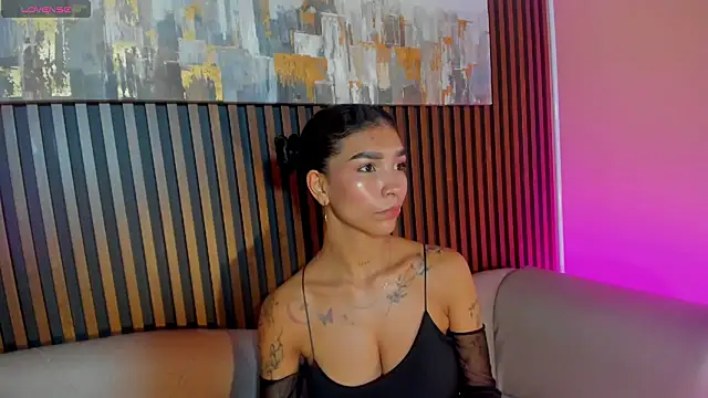 Snapshot of LauraAristizabal chatting on 03.21.26 LauraAristizabal online show from 03.21.26