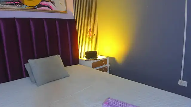 Snapshot of LauraAristizabal chatting on 04.12.26 LauraAristizabal online show from 04.12.26