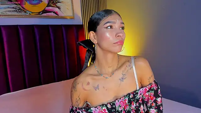 Snapshot of LauraAristizabal chatting on 04.14.26 LauraAristizabal online show from 04.14.26