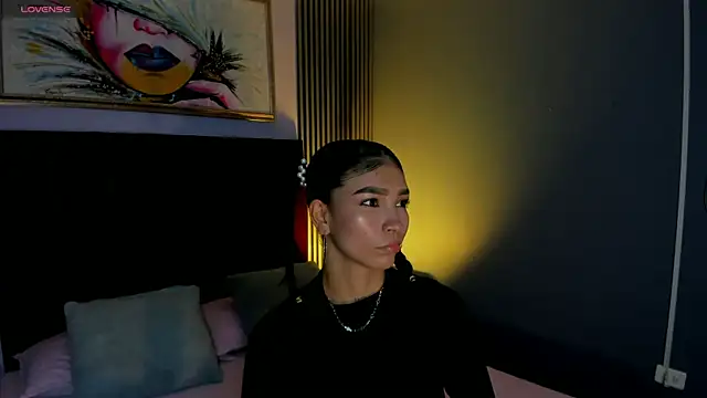 Snapshot of LauraAristizabal chatting on 04.15.26 LauraAristizabal online show from 04.15.26