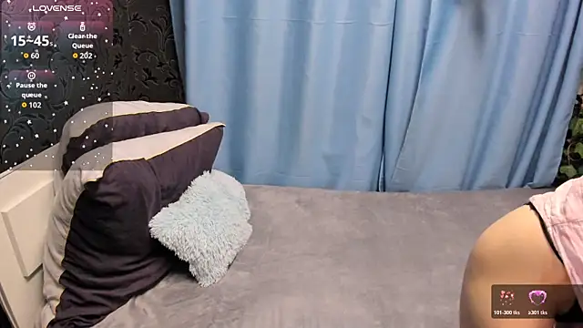 Snapshot of MelaniGrand chatting on 11.28.25 MelaniGrand online show from 11.28.25