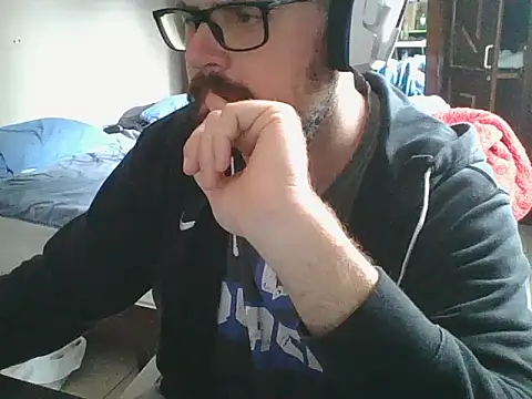 Snapshot of SuyNey chatting on 10.07.25 SuyNey online show from 10.07.25