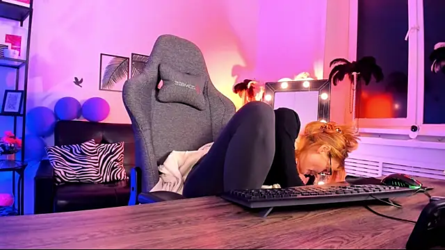 Snapshot of MistyBarnes chatting on 01.05.25 MistyBarnes online show from 01.05.25