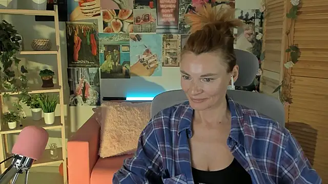 Snapshot of MistyBarnes chatting on 03.02.25 MistyBarnes online show from 03.02.25